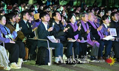 오세훈 서울시장이 25일(토) 저녁 서울광장에서 열린 ‘10.29 이태원 참사 3주기 시민추모대회’에 참석했다.