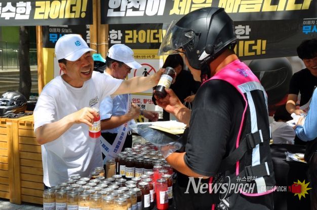 근로복지공단 박종길 이사장(왼쪽)이 지난 7월 서울 역삼역 인근에서 배달라이더들에게 시원한 음료를 나누어 주면서 고용·산재보험 거리 홍보를 진행했다.