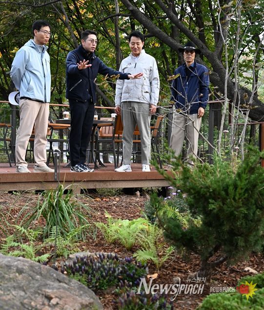 오세훈 서울시장이 26일(일) 오전 남산 하늘숲길을 찾아 남산 자생종을 심어 조성한 산책로를 점검하고 있다.