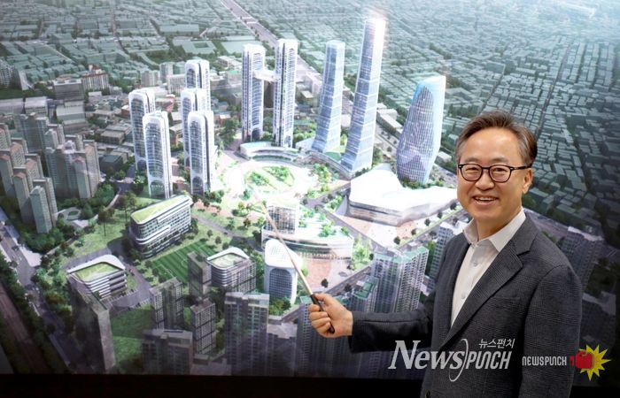 유성훈 금천구청장이 공군부대 개발 조감도를 설명하고 있다