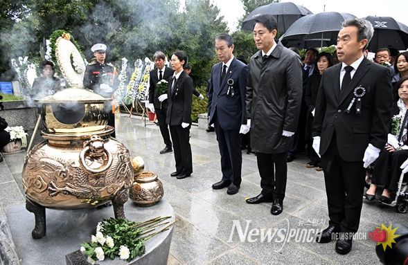 오세훈 서울시장이 26일(일) 국립서울현충원에서 열린 '박정희 대통령 서거 제46주기 추모식'에 참석해 묘역에 분향했다.