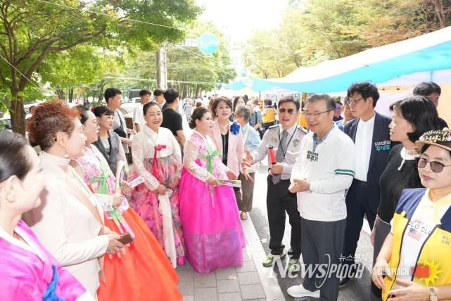 신내2동 봉화산 ‘차없는 거리축제’에 참석한 류경기 중랑구청장과 주민들의 모습
