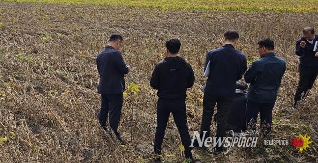 괴산군 관계자들이 농작물 피해 현황을 조사하고 있다
