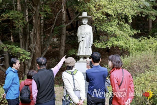 괴산군 연풍면 조령산의 연풍선비길 선비상 앞에서 방문객들이 기념사진을 촬영하고 있다