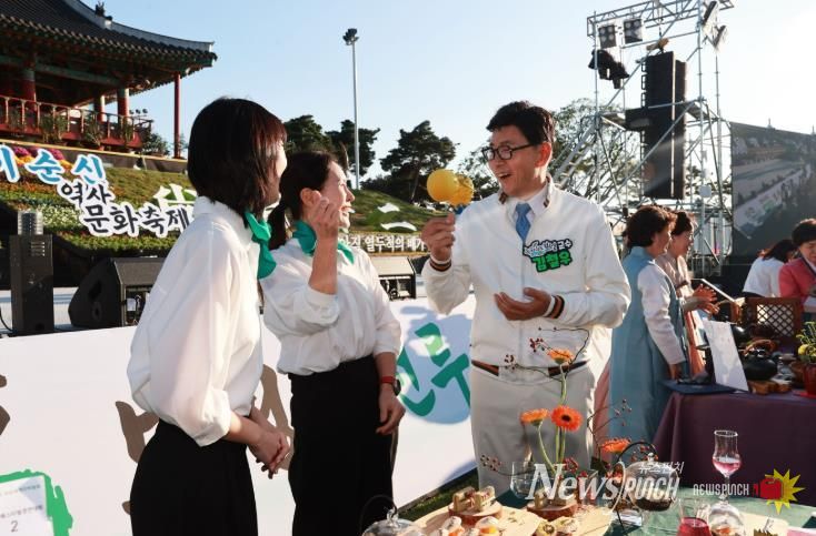 보성군,‘제13회 보성세계차박람회’성황리 마무리_김철우 보성군수가 티아트페스티벌 행사장에서 시음을 하고 있다