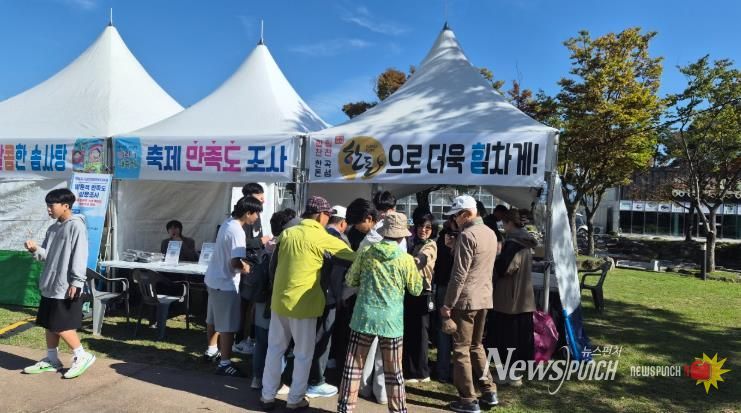 곡성심청어린이대축제장에서 한돈·한우소비촉진 행사를 하고 있는 모습