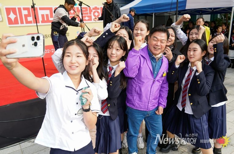 이필형 동대문구청장이 지난 25일 미래교육박람회에 참여한 학생들과 기념촬영을 하고 있다.