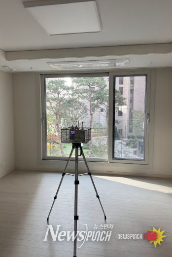 신축 아파트 대상으로 실내공기질 오염도 검사 실시하는 모습