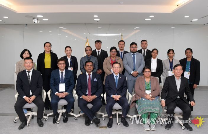 고광완 광주광역시 행정부시장이 27일 오전 시청 소회의실에서 ‘아시아지역 지방정부 인권행정 역량강화 연수’에 참여하고 있는 아시아 5개국 공무원들과 환담을 나눈 후 기념촬영을 하고 있다. /광주광역시 제공