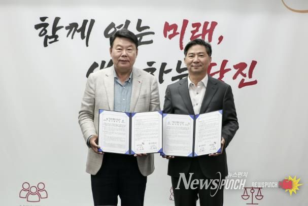 협약식(왼쪽부터 오성환 당진시장, 대한법률구조공단 김영진 이사장)
