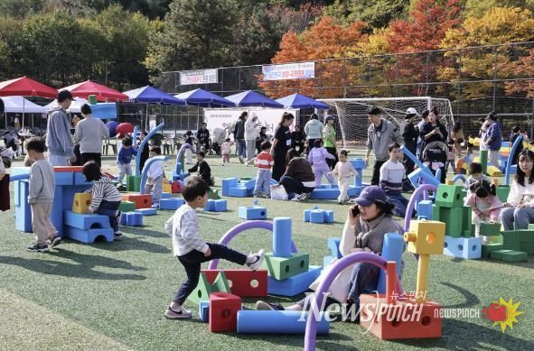 도봉구 지역 아이들이 ‘도담도담 놀이터’에서 장난감을 가지고 즐거운 시간을 보내고 있다.
