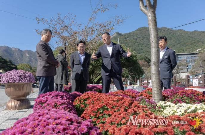 공주시, ‘2025 계룡산 국화 길 여행’ 축제 개막