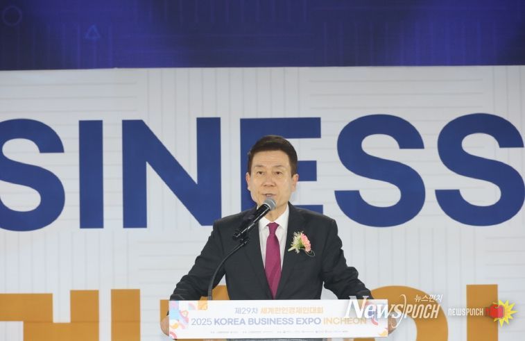 27일 인천 송도컨벤시아에서 열리는 ‘제29차 세계한인경제인대회&2025 KOREA BUSINESS EXPO INCHEON’에 참석해 인사말을 하고 있는 이강덕 포항시장.