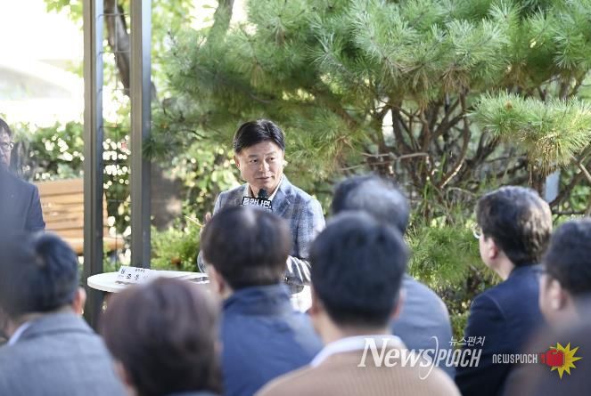 조용익 부천시장이 27일, 고라개공원에서 열린 ‘틈만나면, 현장속으로’ 에서 레미콘 공장 일대 환경오염 최소화를 위해 주민 및 업체 관계자와 의견을 나누고 있다.
