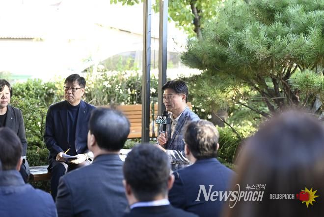 조용익 부천시장(왼쪽에서 세번째)이 27일, 고라개공원에서 열린 ‘틈만나면, 현장속으로’ 에서 레미콘 공장 일대 환경오염 최소화를 위해 주민 및 업체 관계자와 의견을 나누고 있다