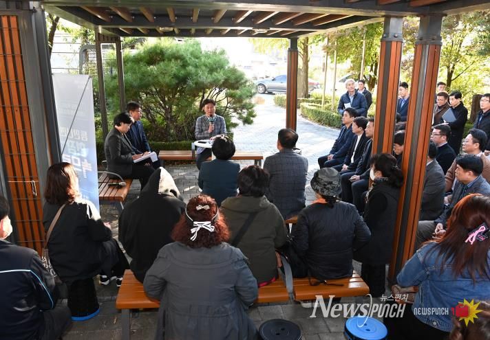 조용익 부천시장이 27일, 고라개공원에서 열린 ‘틈만나면, 현장속으로’ 에서 레미콘 공장 일대 환경오염 최소화를 위해 주민 및 업체 관계자와 의견을 나누고 있다