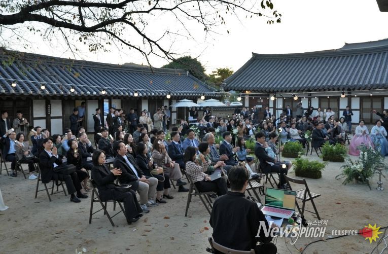 목사내아에서 열린 ‘공공결혼식’ 모습.