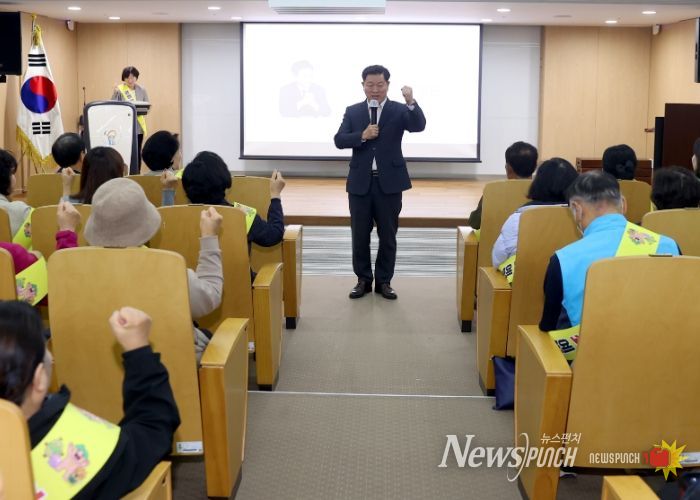 박승원 광명시장이 28일 오후 한국폴리텍대학 광명융합기술교육원 강당에서 열린 ‘광명안전단’ 발대식에 참석해 구호를 선창하고 있다.