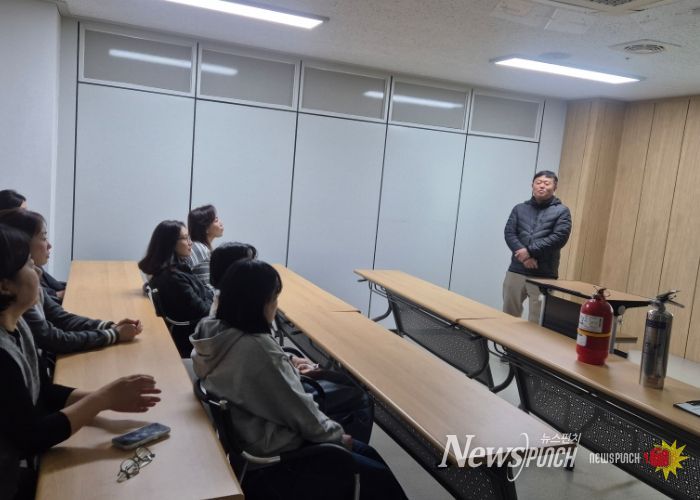 민원콜센터 직원 대상 소방훈련에 대해 설명하고 있다.