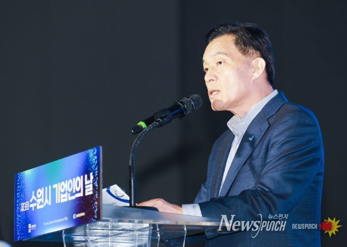 이재준 수원시장이 환영사를 하고 있다.