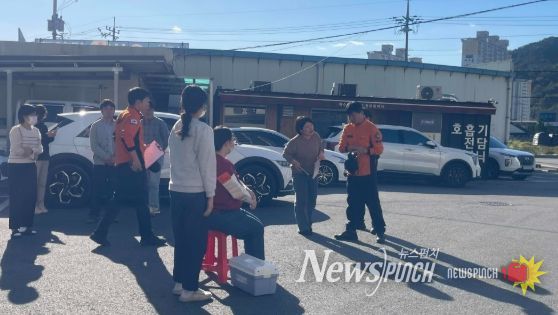 부상자 처치 및 소방서 훈련교관에게 훈련 강평을 듣고 있는 모습.