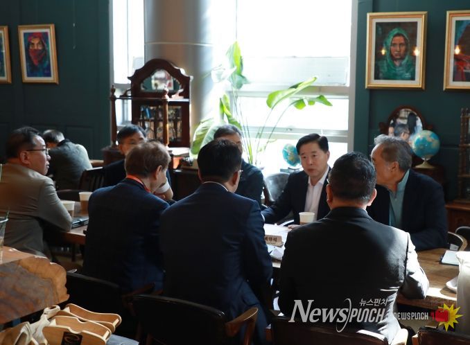 인천항만공사 이경규 사장이 OKTA 임원진들과 인천항 수출 관련 협의를 하고 있다