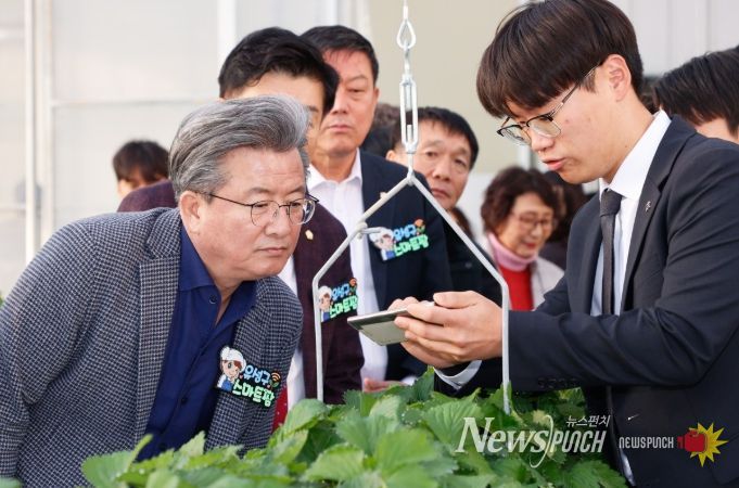 지난 28일 진행된 ‘유성구 스마트팜’ 개장식에서 정용래 유성구청장이 스마트팜 기술 시연을 확인하고 있다