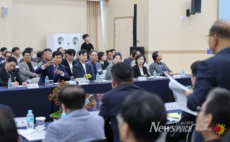 이상익 함평군수가 정책비전 투어에서 연설하는 모습