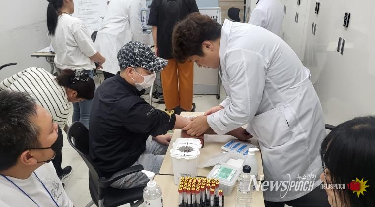 나주시 보건소가 지난 26일 외국인 근로자들을 대상으로 혈액매개감염병 신속 검사를 했다.