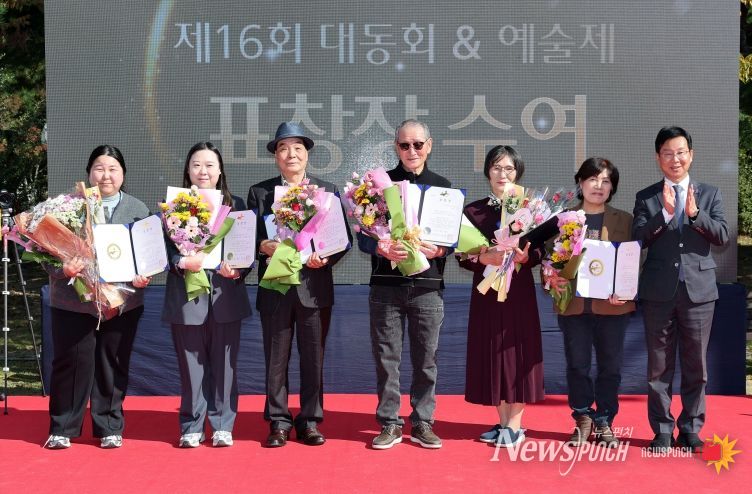 박병규 광산구청장이 29일 운남근린공원에서 열린 더불어락노인복지관 개관 20주년 기념식에서 표창장 수여 기념사진을 찍고 있다.