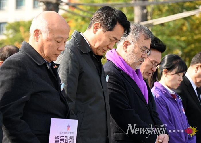 오세훈 서울시장이 29일 광화문 북측광장에서 열린 ‘10.29 이태원 참사 3주기 기억식’에 참석해 희생자를 추모하고 있다.