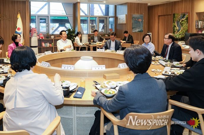 오세훈 서울시장이 29일, 동물 보호·복지 분야 전문가를 만나 반려동물 복지 증진과 동물보호 정책 방향 등에 대해 의견을 나누고 있다.