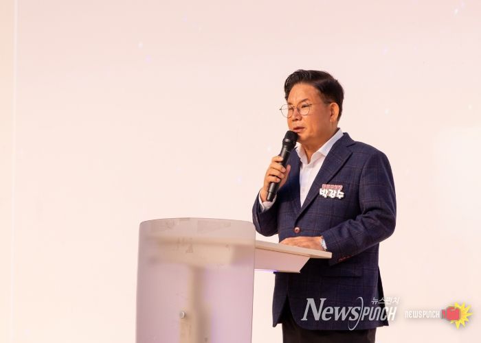 제5회 마포구 경로당 여가프로그램 발표회에서 인사말을 하는 박강수 마포구청장