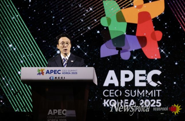김민석 국무총리가 28일 경주 화랑마을 어울마당에서 열린 '2025 APEC CEO 서밋'의 첫 번째 공식 행사인 환영만찬에 참석, 축사를 하고 있다.