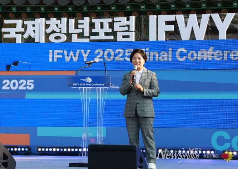 폐회사 하는 김미경 구청장