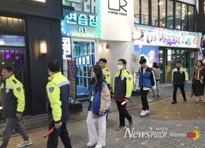 지난해 핼러윈 주간에 관악구청과 관악경찰서 관계자가 합동으로 현장 안전 관리를 추진하고 있다