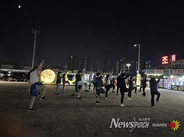 시흥시 월곶동 주민자치회, 월곶해안로 낙조를 보면서 함께 걸어요 성료