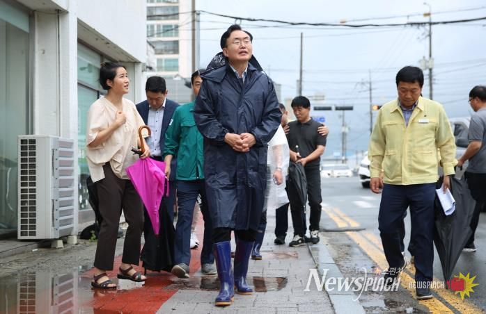 윤병태 나주시장이 지난 7월 집중호우로 침수된 금천면 소재지 일원을 긴급 점검하고 있다.