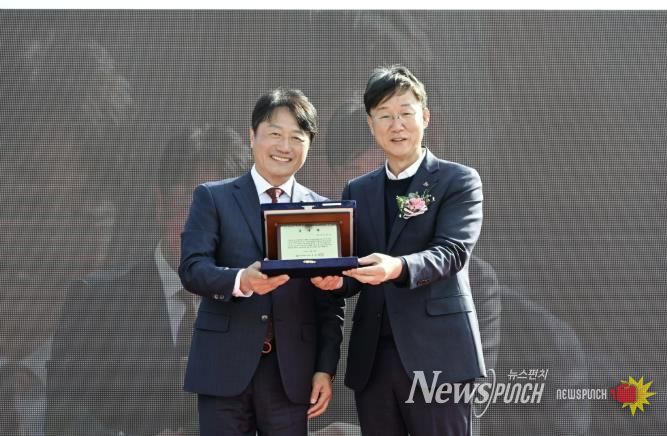 이민근 안산시장(오른쪽)이 윤동열 안산대학교 총장(왼쪽)으로부터 감사패를 전달받고 함께 기념촬영을 하고 있다.