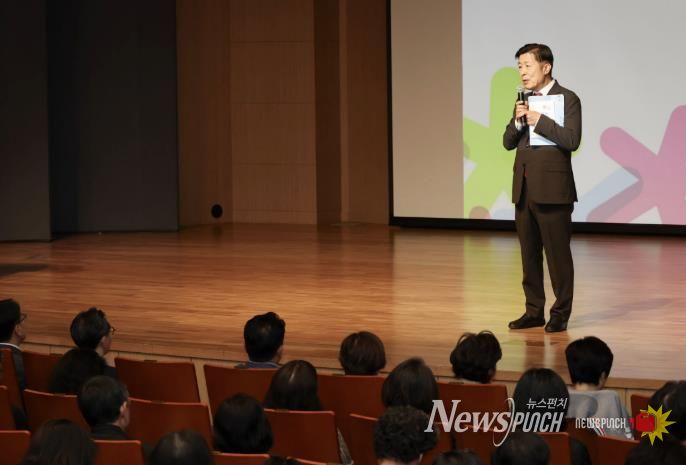 전성수 서초구청장이 23일 14시 심산기념문화센터에서 열린 구민 맞춤형 세무설명회에서 인사말씀하고 있다.