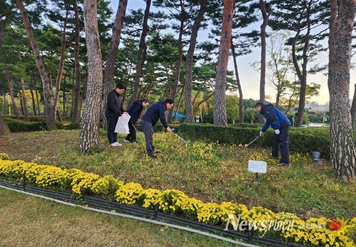 지난 28일 한전엠씨에스주식회사 순천지점 관계자들이 조례호수공원에서 환경정화활동을 하고 있다