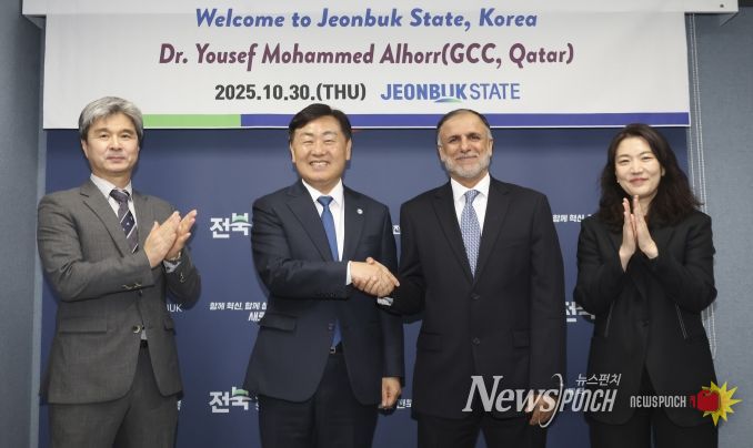 30일 서울 전북특별자치도 중앙협력본부에서 김관영 도지사가 유세프 모하메드 알호르 카타르 글로벌탄소위원회(GCC·Global Carbon Council) 의장과 탄소중립 및 지속가능 인프라 구축을 위한 협력 방안을 논의하고 기념촬영을 하고 있다