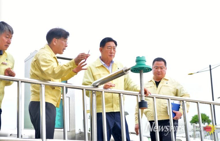 지난 6월 장성배수펌프장 현장 점검에 나선 김한종 장성군수