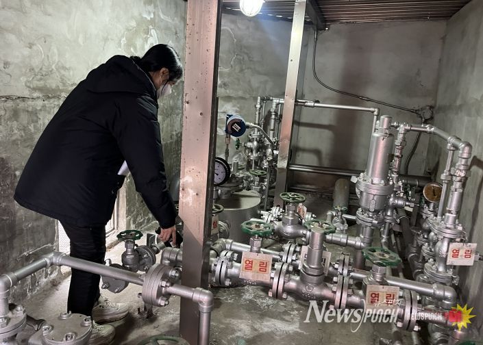 가스시설 안전점검 실시하는 모습