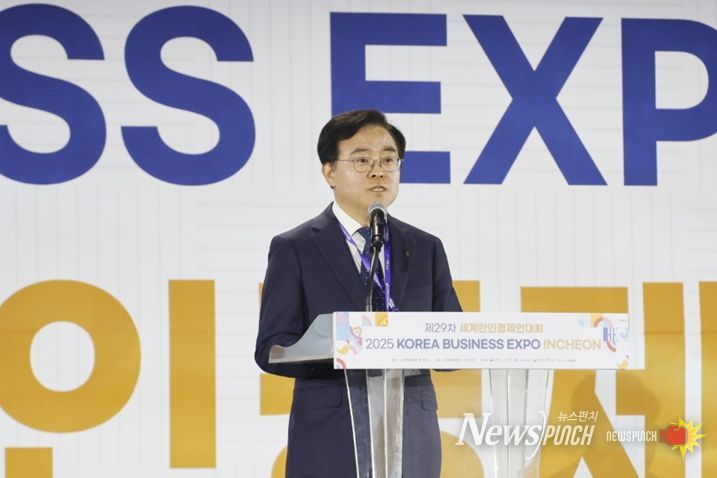 진교훈 서울 강서구청장이 인천 송도컨벤시아에서 열린 ‘2025 한국 비즈니스 엑스포 인천 폐막식’에서 인사말을 하고 있다.