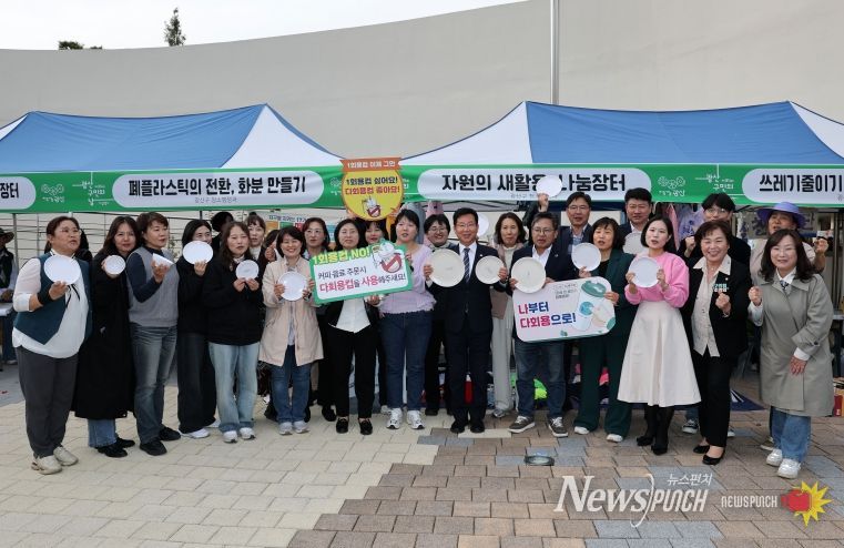 광산구가 지난 18일 월곡 목련로 일대에서 광산세계야시장이 열린 가운데, 먹거리 공간에서 상인이 다회용기를 사용하고 있다.