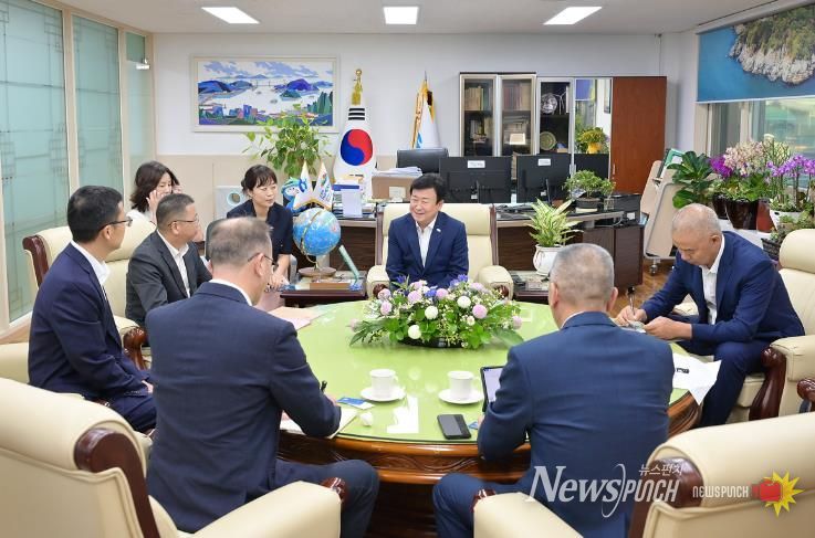지난 9월 15일 정기명 여수시장이 중국 리수이시 인민정부 주화평 부시장과 간부 공무원들을 초청해 팸투어를 진행하고 리수이시 대표단의 2026여수세계섬박람회 참가를 요청하고 있다.