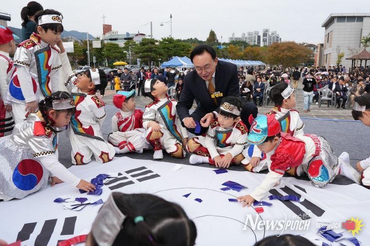 윤병태 시장이 태극기 만들기 체험을 하는 아이들과 함께하고 있다.