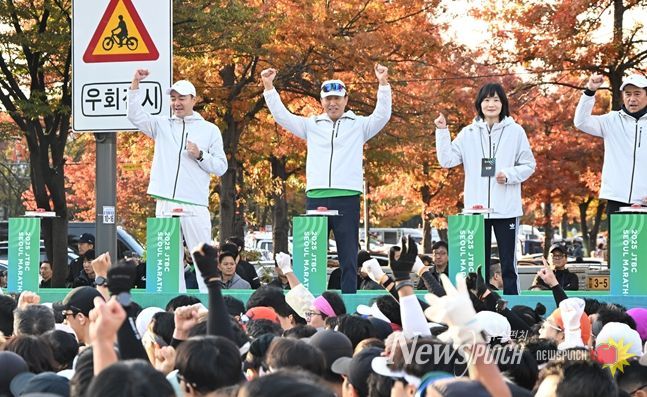 오세훈 서울시장이 2일(일) ‘2025 JTBC 서울마라톤’ 출발식에서 출전 선수의 안전한 완주를 응원하고 있다.
