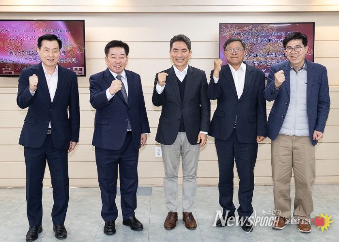 11월 3일, 구충곤 광양경자청장(왼쪽에서 두번째)와 중국 에너지저장장치(ESS) 분야 글로벌 기업인 티더블유에스(TWS) 문건철 한국지사장(왼쪽에서 세번째)이 투자상담을 진행하고 기념촬영을 하고 있다.